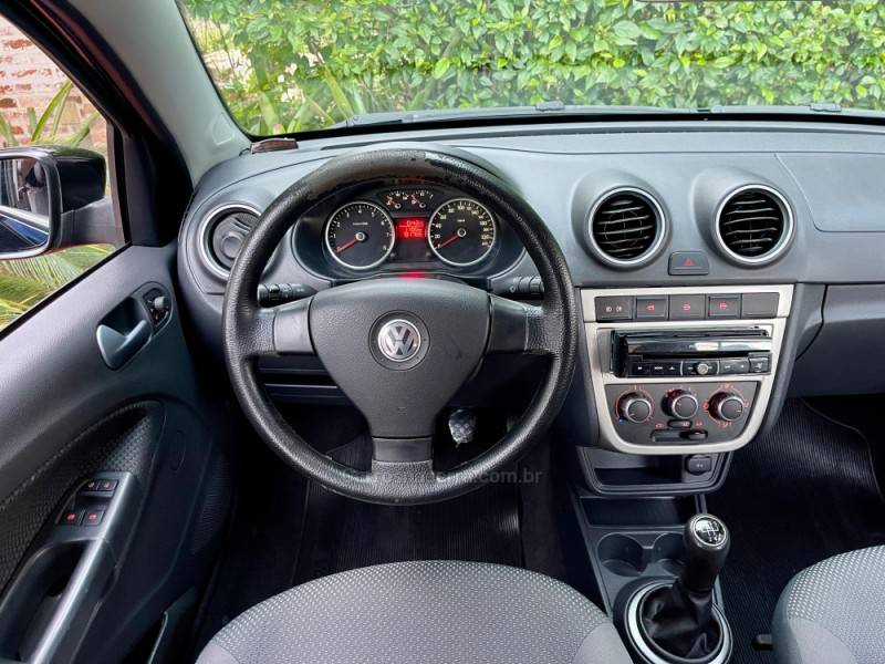 VOLKSWAGEN - VOYAGE - 2012/2013 - Preta - R$ 38.900,00