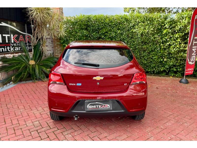 CHEVROLET - ONIX - 2017/2018 - Vermelha - R$ 53.900,00