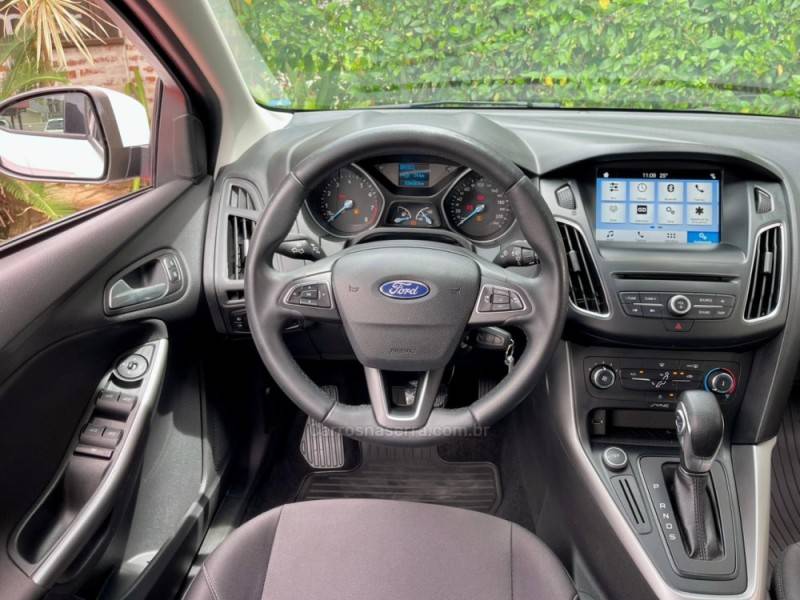 FORD - FOCUS - 2018/2019 - Branca - R$ 66.900,00