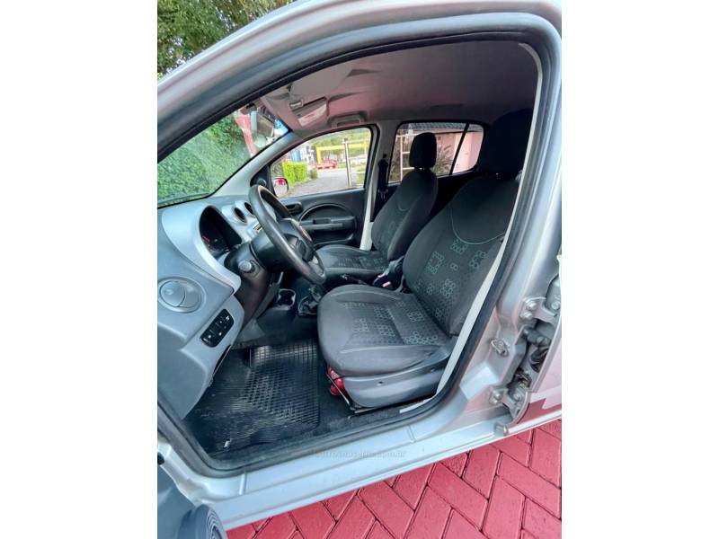 FIAT - UNO - 2013/2013 - Prata - R$ 36.900,00