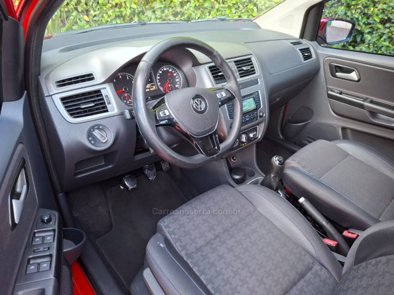 VOLKSWAGEN - FOX - 2015/2016 - Vermelha - R$ 48.900,00