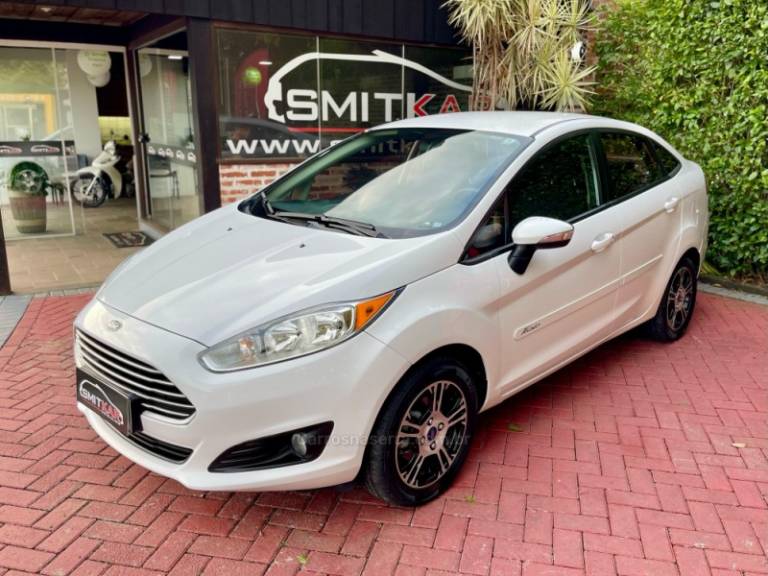 FORD - FIESTA - 2015/2016 - Branca - R$ 49.900,00