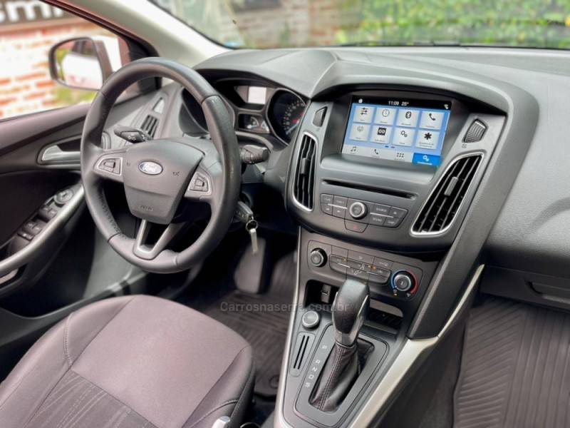 FORD - FOCUS - 2018/2019 - Branca - R$ 66.900,00