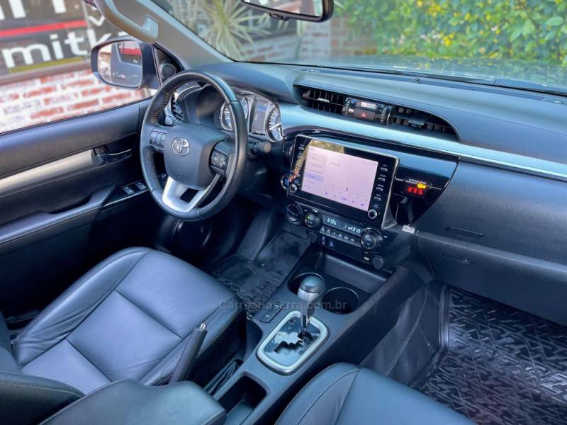 TOYOTA - HILUX - 2022/2022 - Prata - R$ 224.900,00