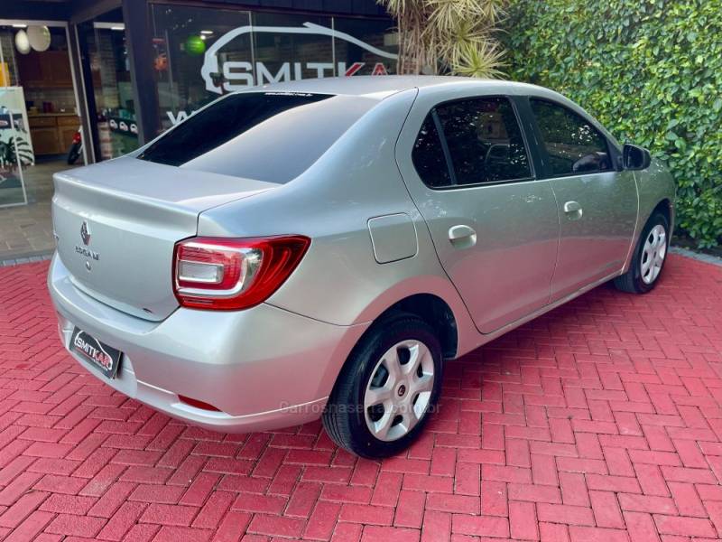 RENAULT - LOGAN - 2017/2018 - Prata - R$ 39.900,00