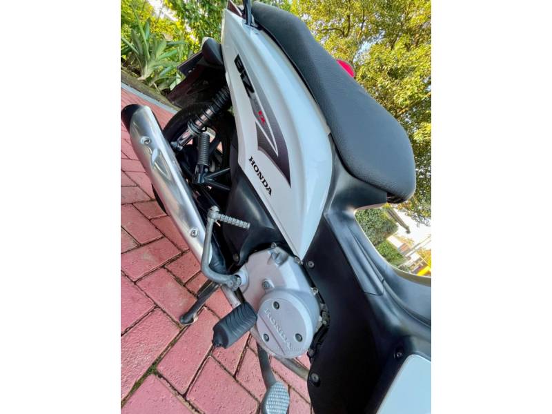 HONDA - BIZ 125 - 2013/2013 - Branca - R$ 11.900,00