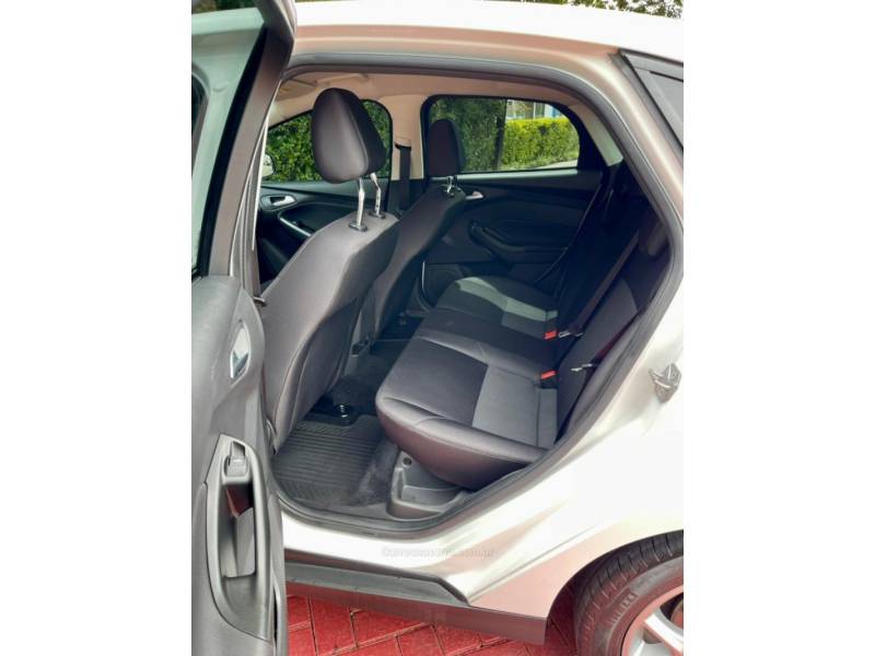 FORD - FOCUS - 2018/2019 - Branca - R$ 66.900,00