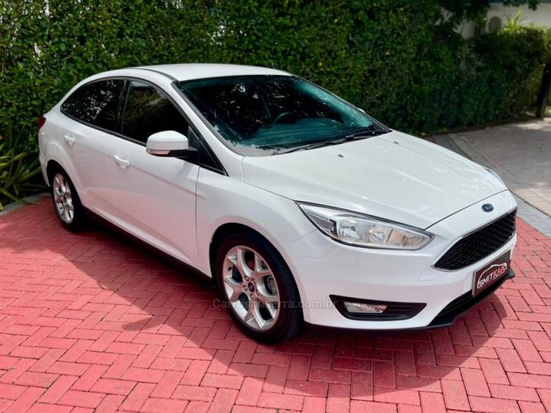 FORD - FOCUS - 2018/2019 - Branca - R$ 66.900,00
