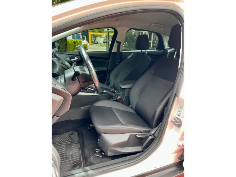 FORD - FOCUS - 2018/2019 - Branca - R$ 66.900,00