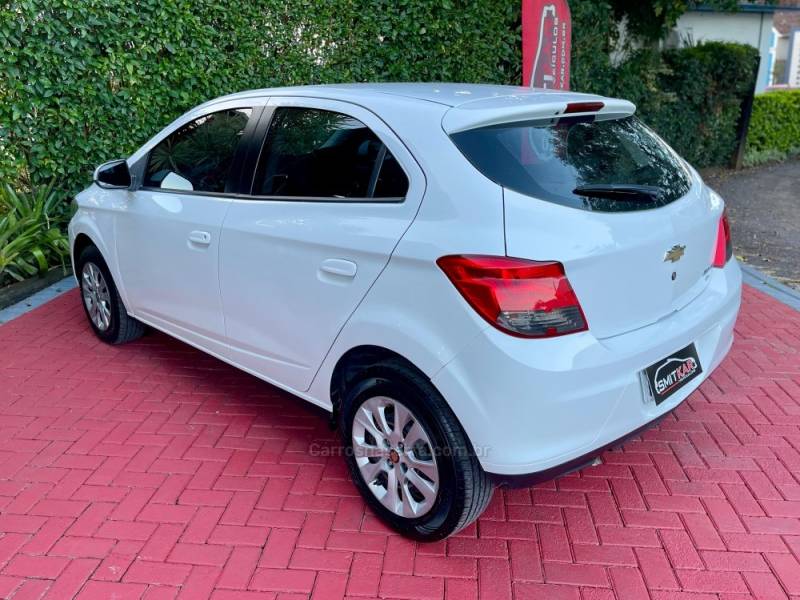 CHEVROLET - ONIX - 2014/2015 - Branca - R$ 55.900,00