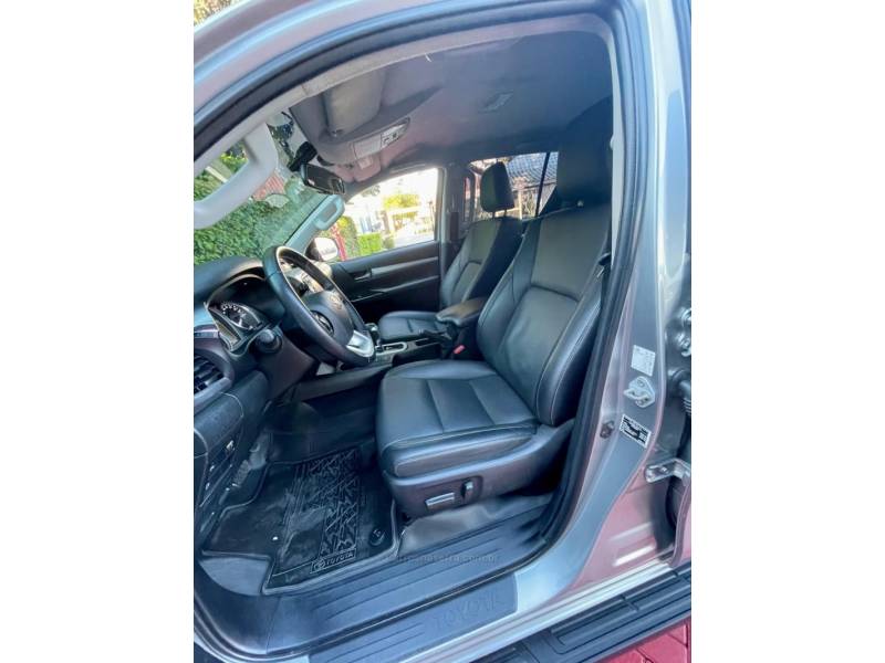 TOYOTA - HILUX - 2022/2022 - Prata - R$ 224.900,00