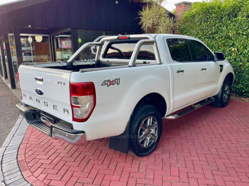 FORD - RANGER - 2013/2014 - Branca - R$ 105.900,00