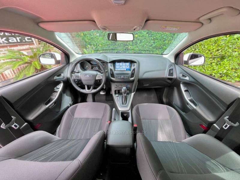 FORD - FOCUS - 2018/2019 - Branca - R$ 66.900,00