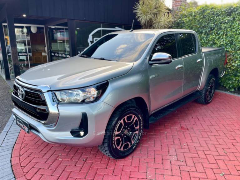 TOYOTA - HILUX - 2022/2022 - Prata - R$ 224.900,00