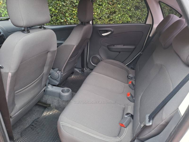 FIAT - GRAND SIENA - 2013/2014 - Branca - R$ 40.900,00