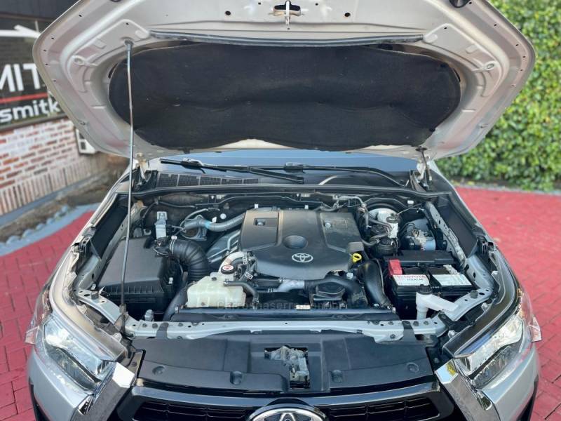 TOYOTA - HILUX - 2022/2022 - Prata - R$ 224.900,00