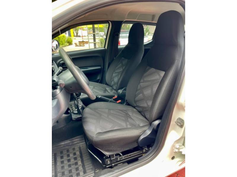 FIAT - MOBI - 2017/2018 - Branca - R$ 34.900,00