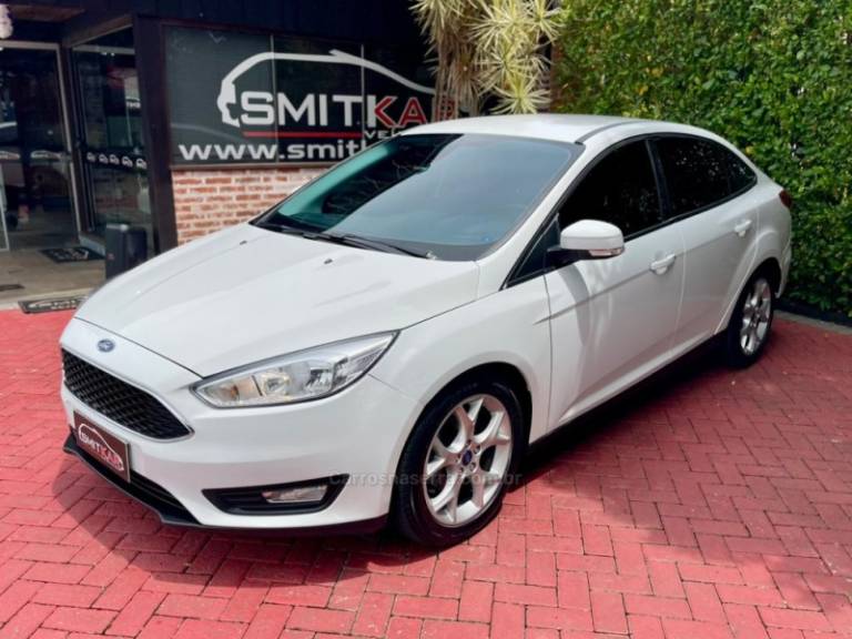 FORD - FOCUS - 2018/2019 - Branca - R$ 66.900,00