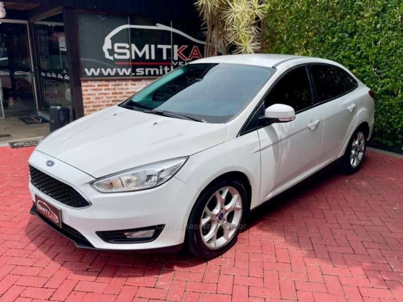 FORD - FOCUS - 2018/2019 - Branca - R$ 66.900,00
