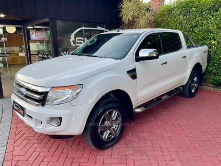 FORD - RANGER - 2013/2014 - Branca - R$ 105.900,00