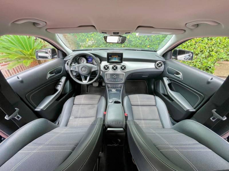 MERCEDES-BENZ - GLA 200 - 2017/2017 - Preta - R$ 115.900,00