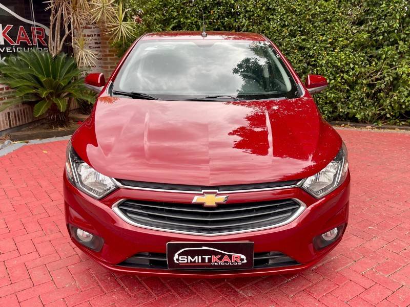 CHEVROLET - PRISMA - 2016/2017 - Vermelha - R$ 60.900,00