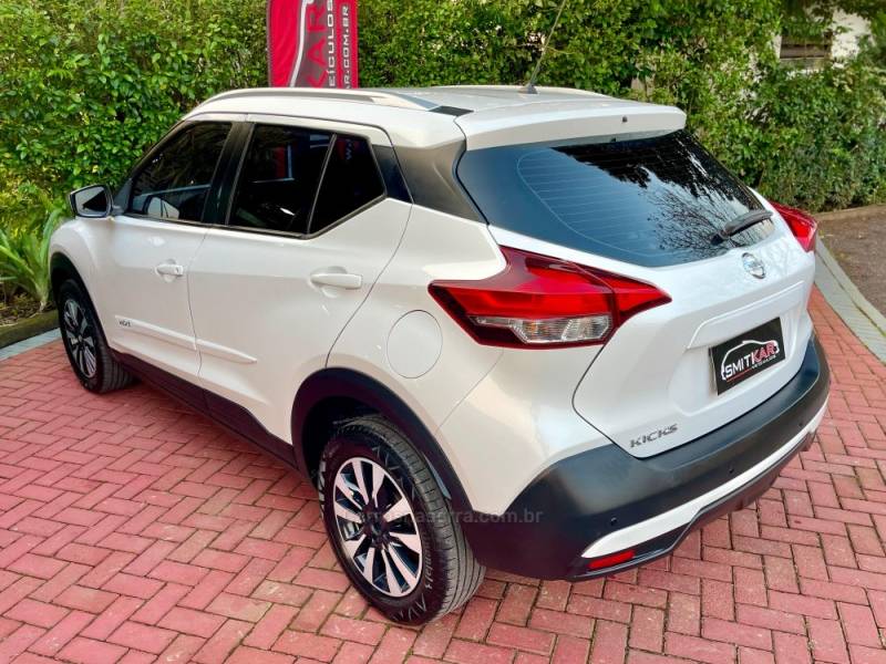 NISSAN - KICKS - 2017/2018 - Branca - R$ 75.900,00