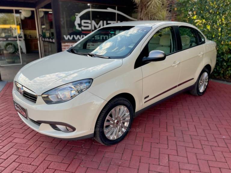FIAT - GRAND SIENA - 2015/2016 - Branca - R$ 47.900,00