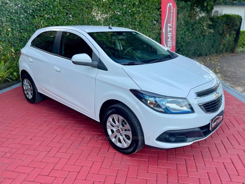 CHEVROLET - ONIX - 2014/2015 - Branca - R$ 55.900,00