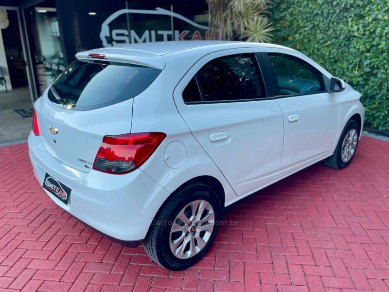 CHEVROLET - ONIX - 2014/2015 - Branca - R$ 55.900,00