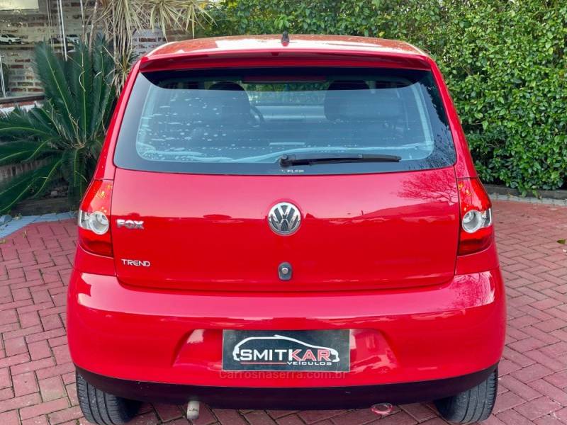 VOLKSWAGEN - FOX - 2008/2009 - Vermelha - R$ 30.900,00