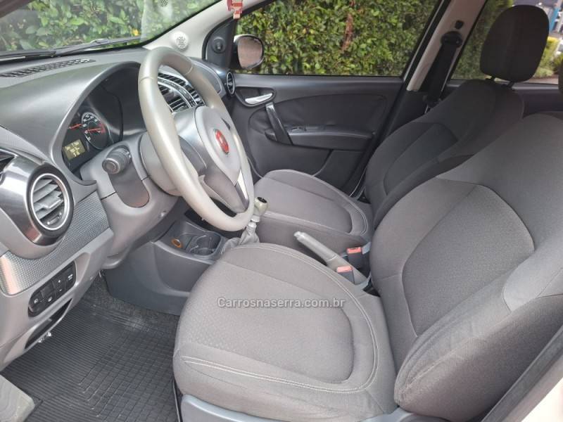 FIAT - GRAND SIENA - 2013/2014 - Branca - R$ 40.900,00