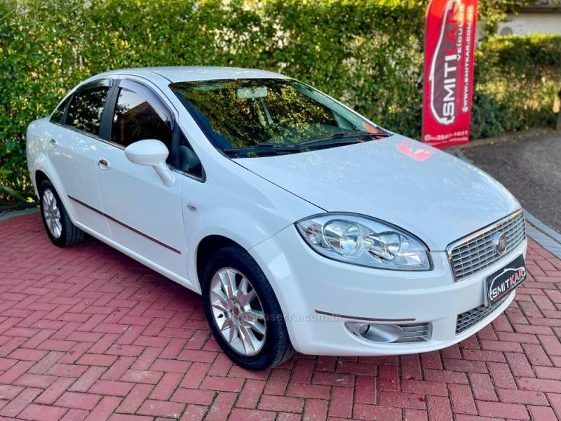 FIAT - LINEA - 2011/2011 - Branca - R$ 33.900,00