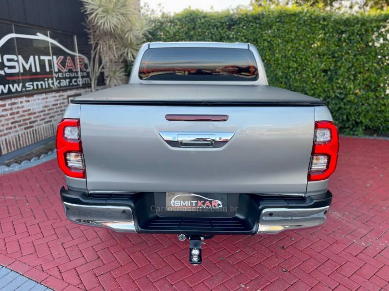 TOYOTA - HILUX - 2022/2022 - Prata - R$ 224.900,00
