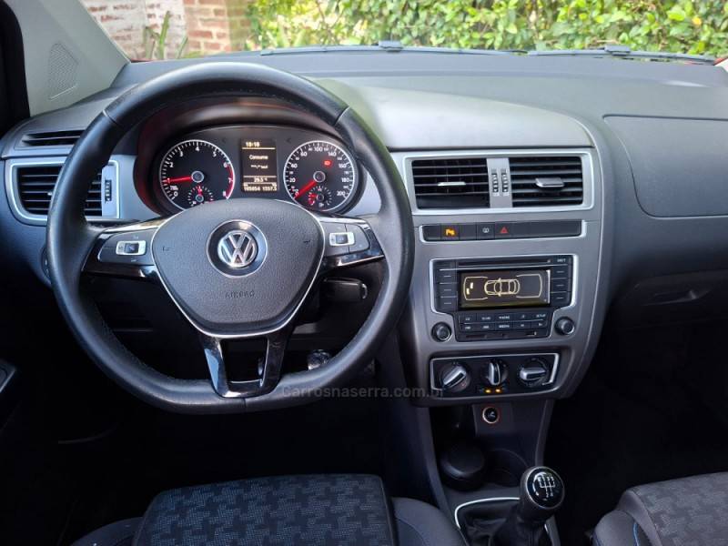 VOLKSWAGEN - FOX - 2015/2016 - Vermelha - R$ 48.900,00