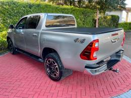 TOYOTA - HILUX - 2022/2022 - Prata - R$ 224.900,00