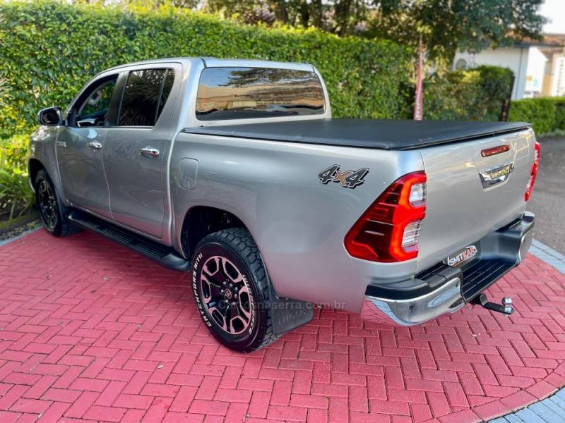 TOYOTA - HILUX - 2022/2022 - Prata - R$ 224.900,00