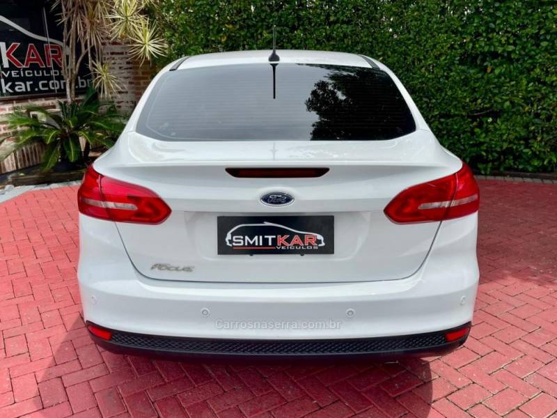 FORD - FOCUS - 2018/2019 - Branca - R$ 66.900,00