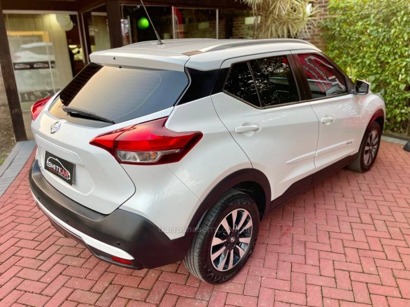 NISSAN - KICKS - 2017/2018 - Branca - R$ 75.900,00