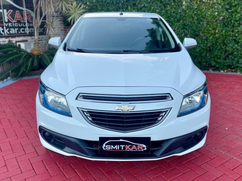 CHEVROLET - ONIX - 2014/2015 - Branca - R$ 55.900,00