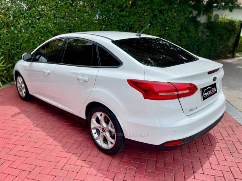 FORD - FOCUS - 2018/2019 - Branca - R$ 66.900,00