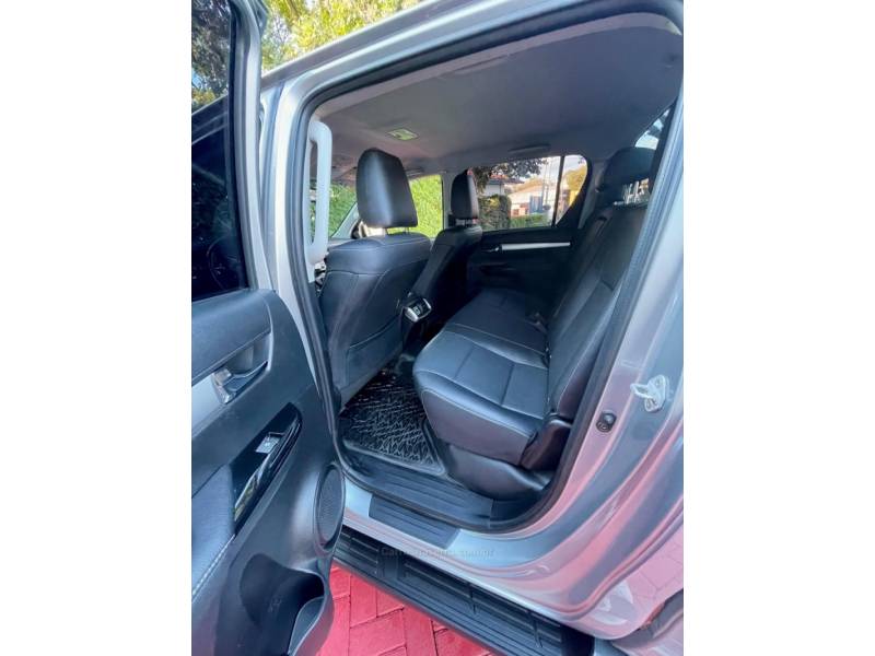 TOYOTA - HILUX - 2022/2022 - Prata - R$ 224.900,00